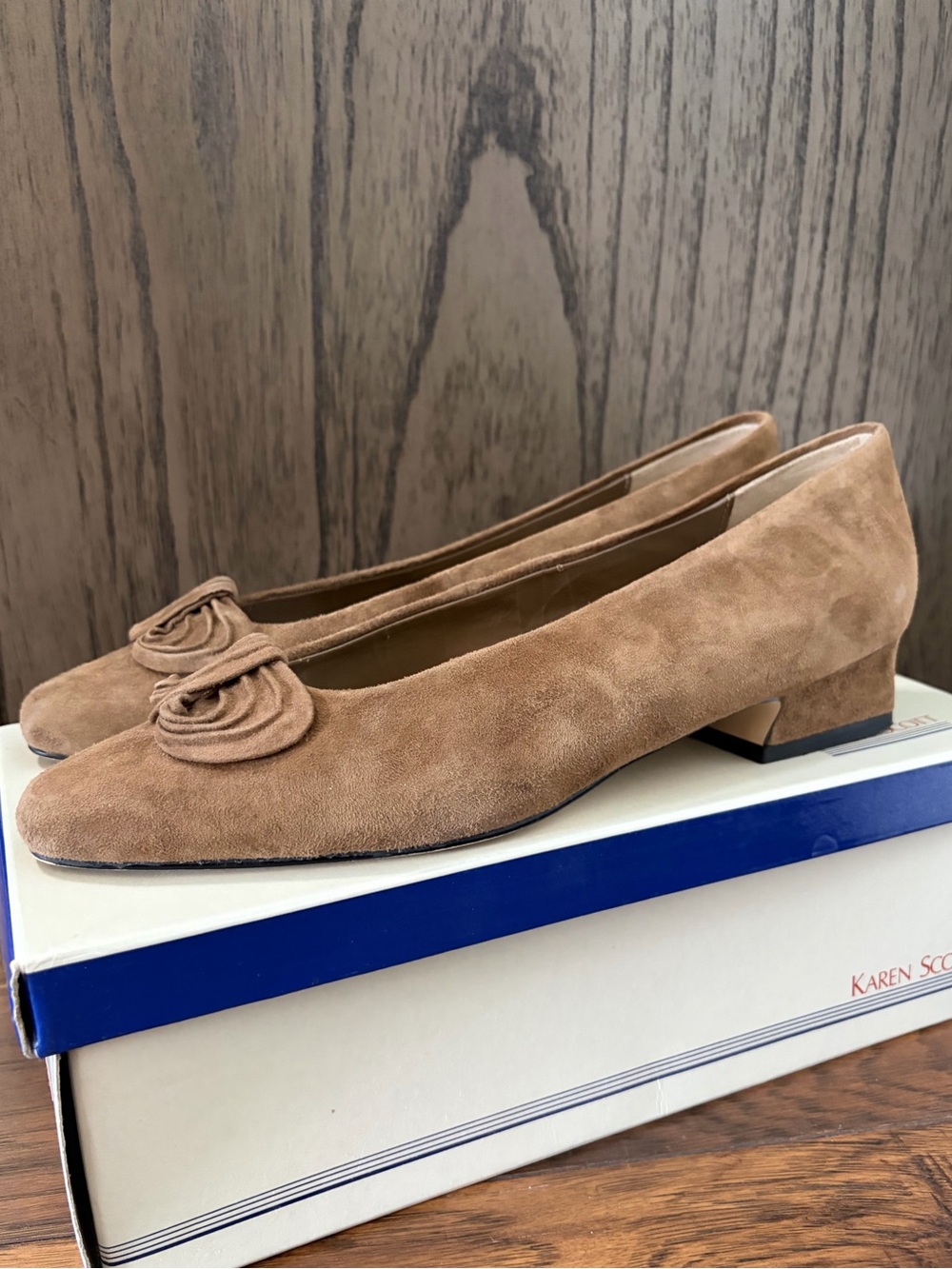 Vintage Karen Scott Taupe Suede Pumps Retro Heels 8.5N Rosettes